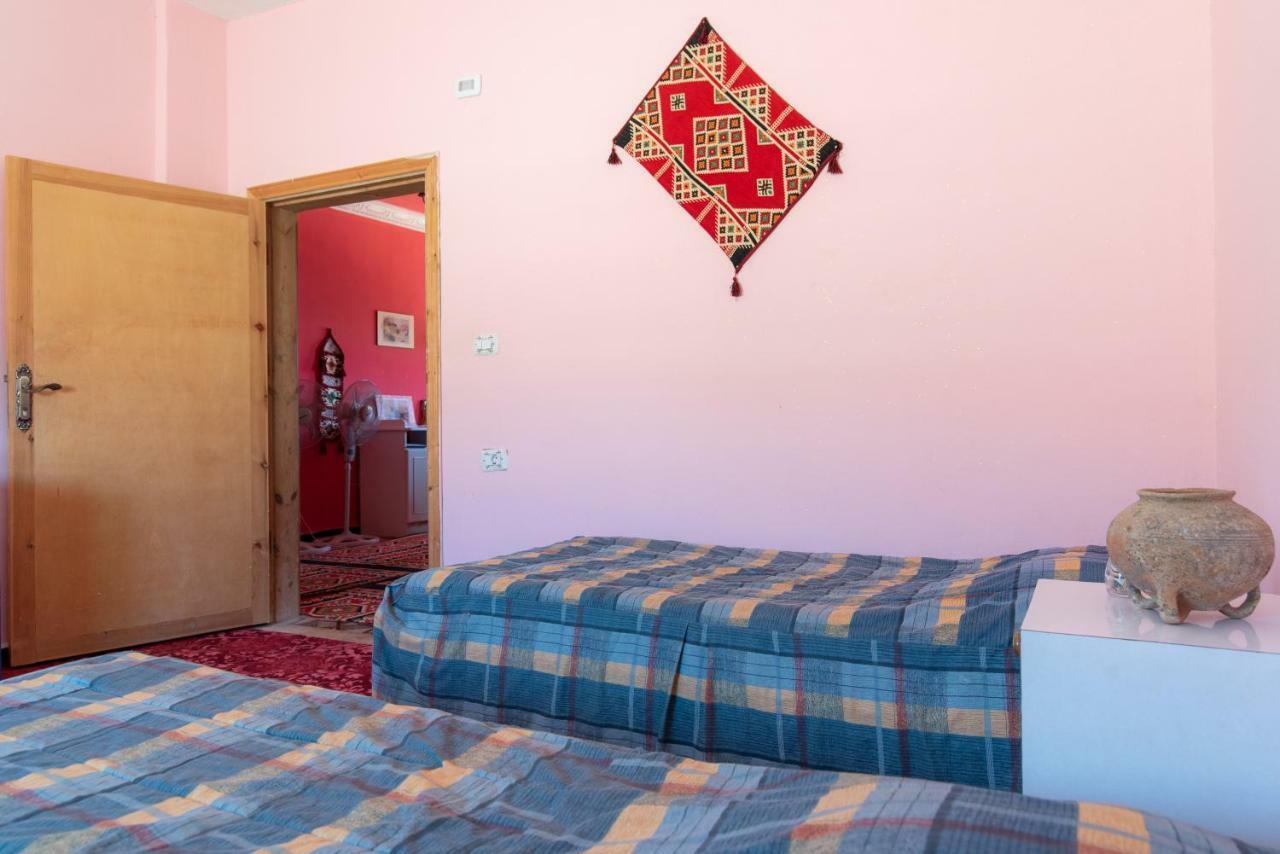 Bedouin Pink Ecohouse Panzió Vádi Músza Kültér fotó